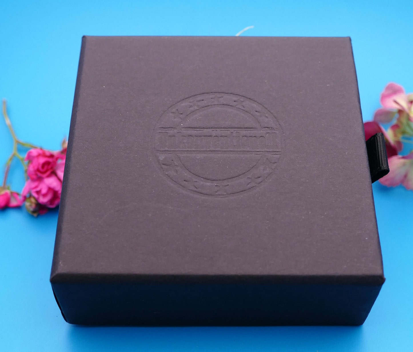 Lederhalskette mit einer Edelsteinblume, personalisierter Schmuck