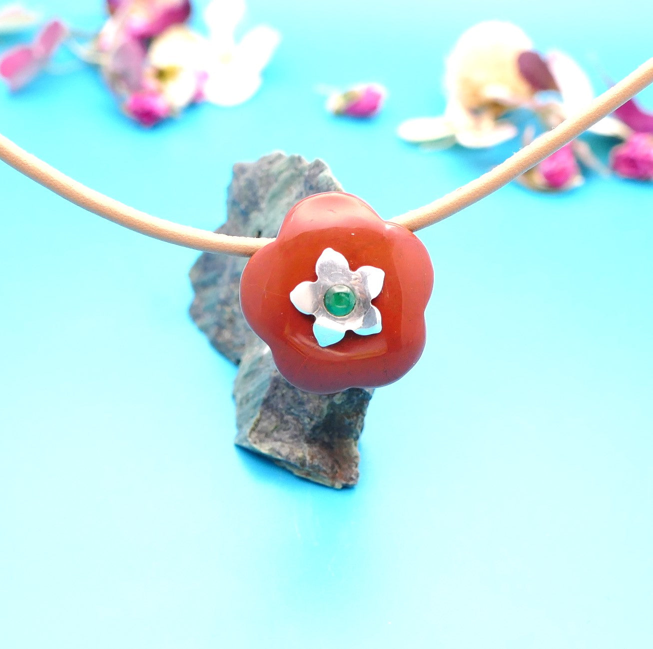 Lederhalskette mit einer Edelsteinblume, personalisierter Schmuck