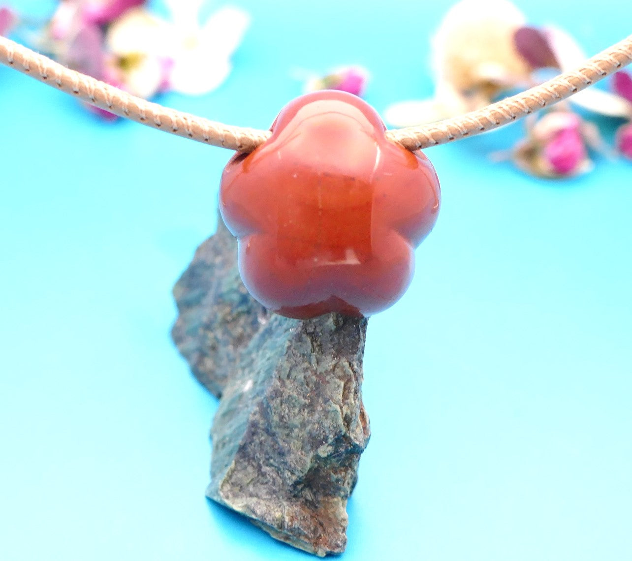 Lederhalskette mit einer Edelsteinblume, personalisierter Schmuck