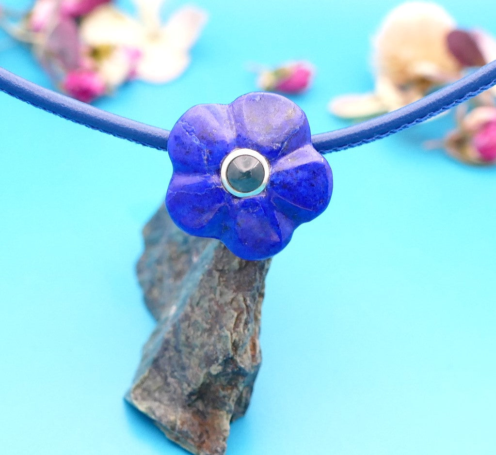 Lederhalskette mit einer Natursteinblume