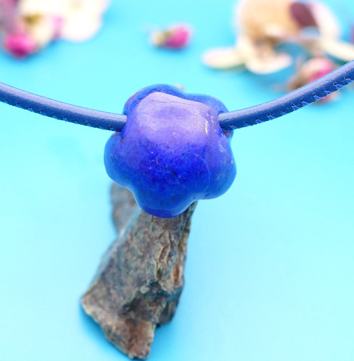 Lederhalskette mit einer Natursteinblume