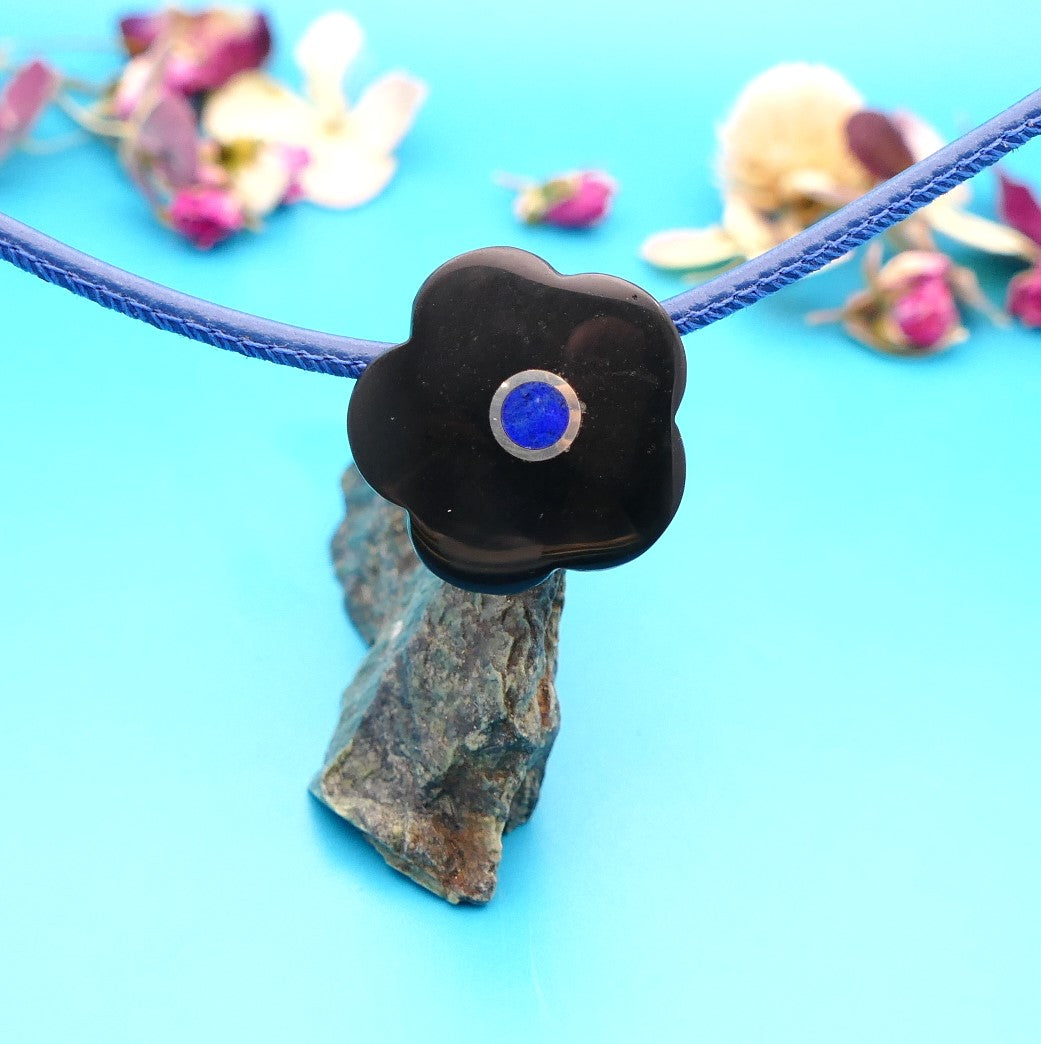 Lederhalskette mit einer Edelsteinblume