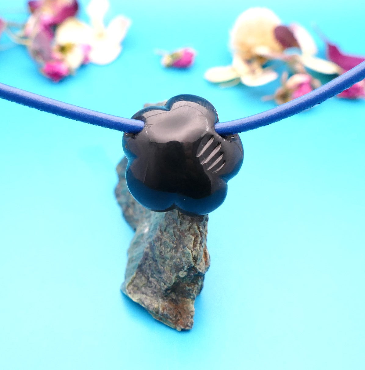 Lederhalskette mit einer Edelsteinblume