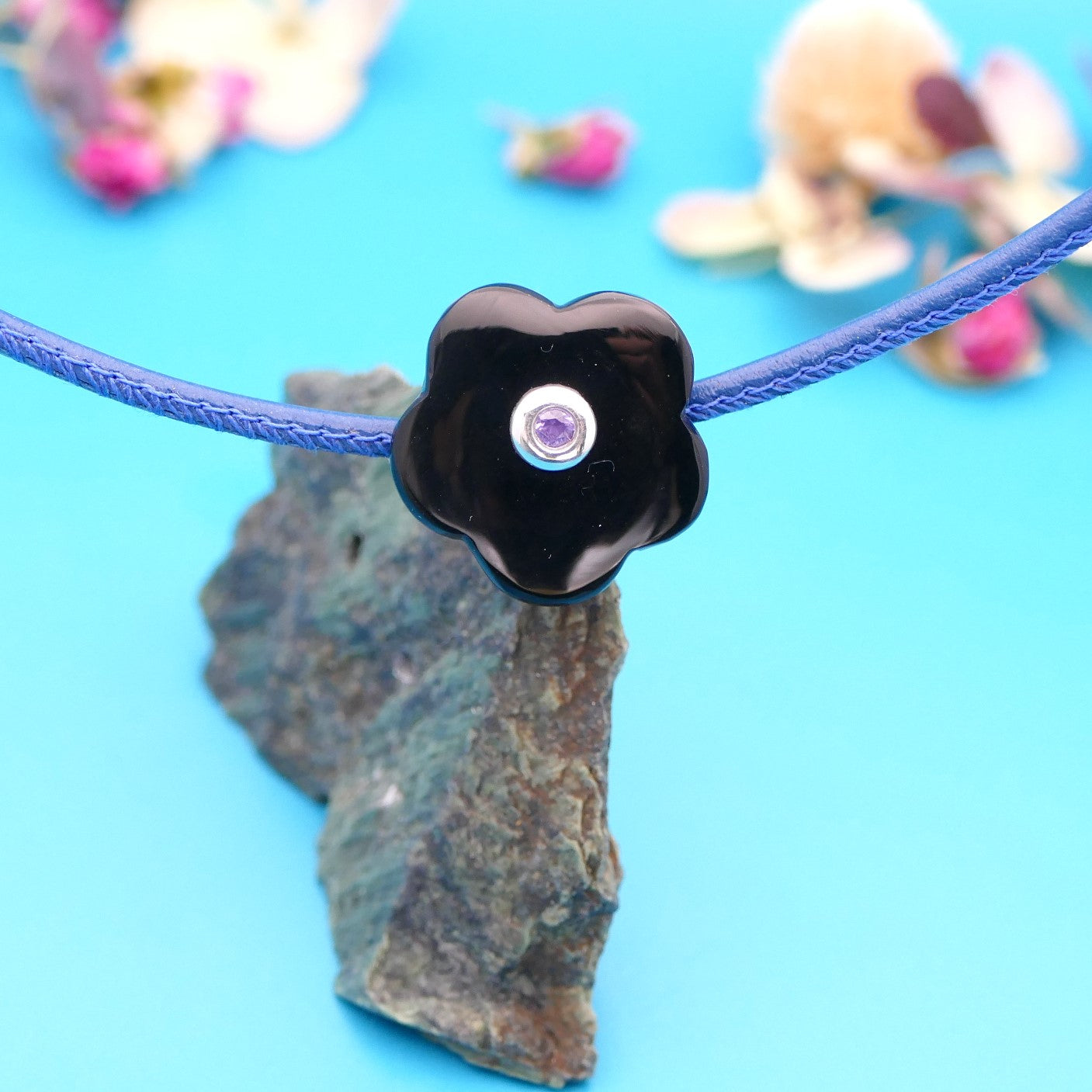 Lederhalskette mit einer Natursteinblume