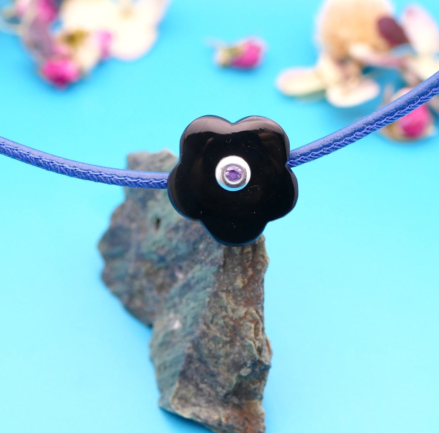 Lederhalskette mit einer Natursteinblume