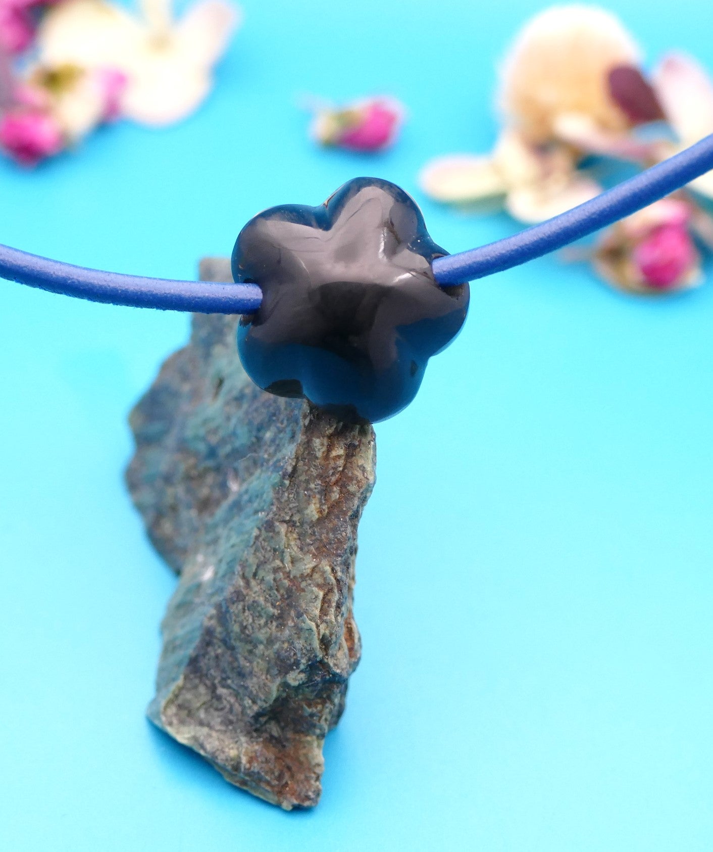 Lederhalskette mit einer Natursteinblume