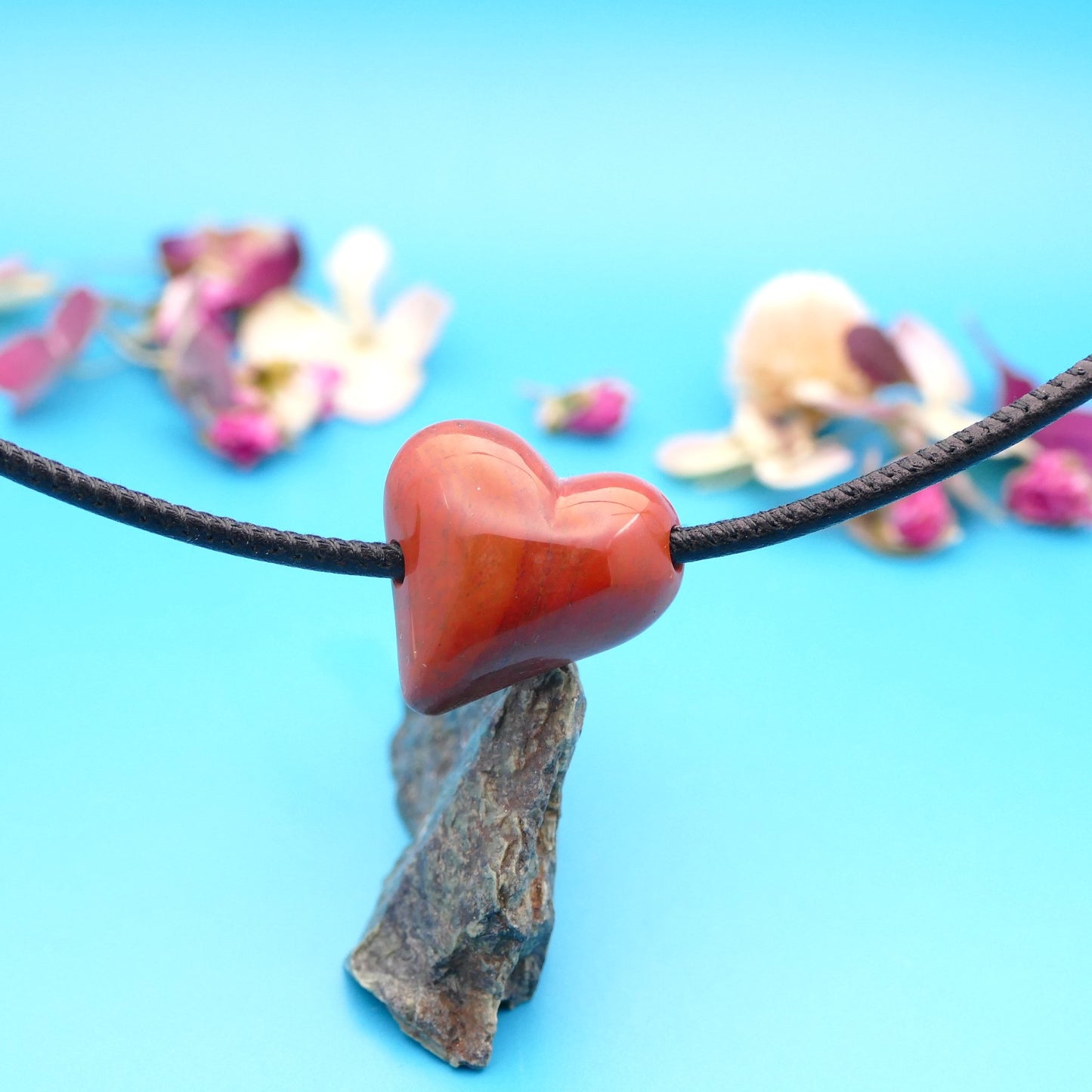 Lederhalskette mit Edelsteinherz, personalisierter Schmuck