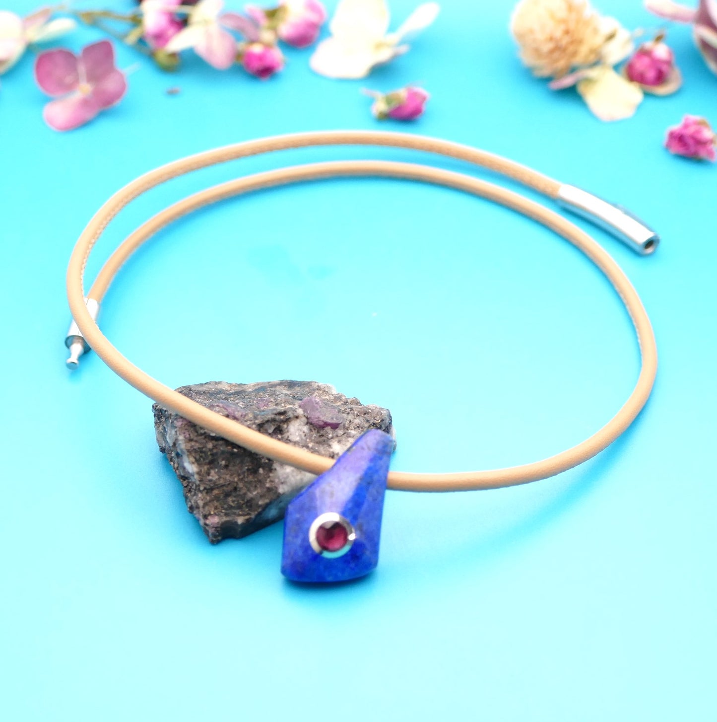 Lederhalskette mit Naturstein, personalisierter Schmuck
