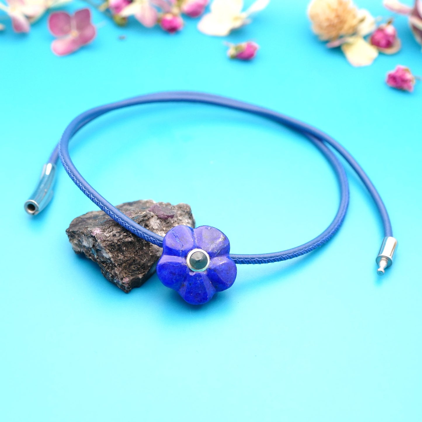 Lederhalskette mit einer Natursteinblume