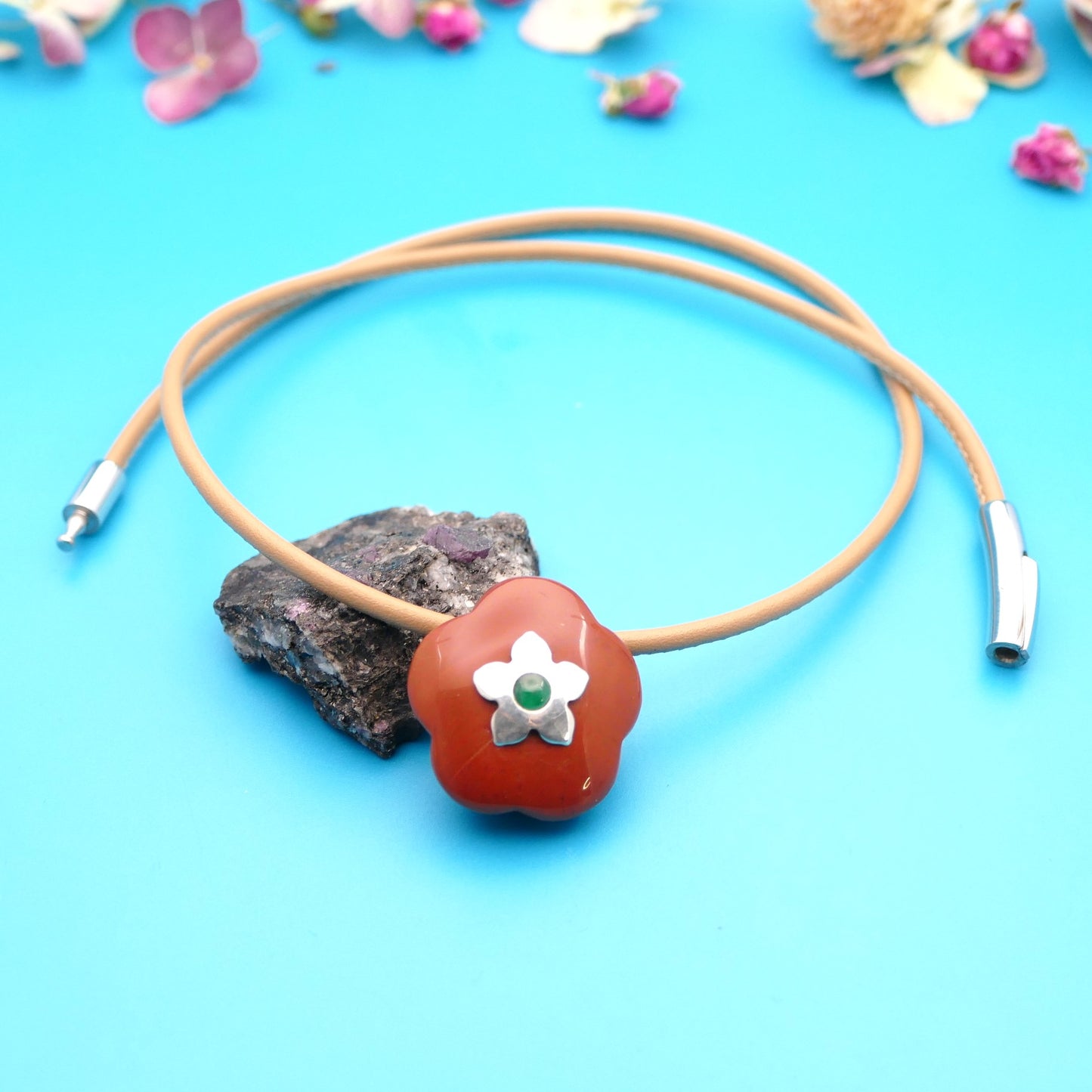 Lederhalskette mit einer Edelsteinblume, personalisierter Schmuck
