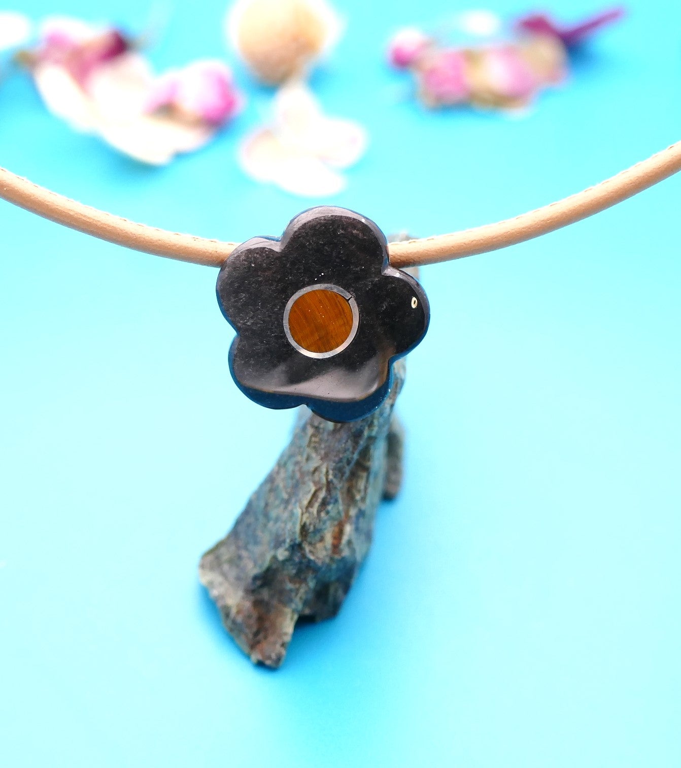 Geflochtene Lederhalskette mit einer Natursteinblume