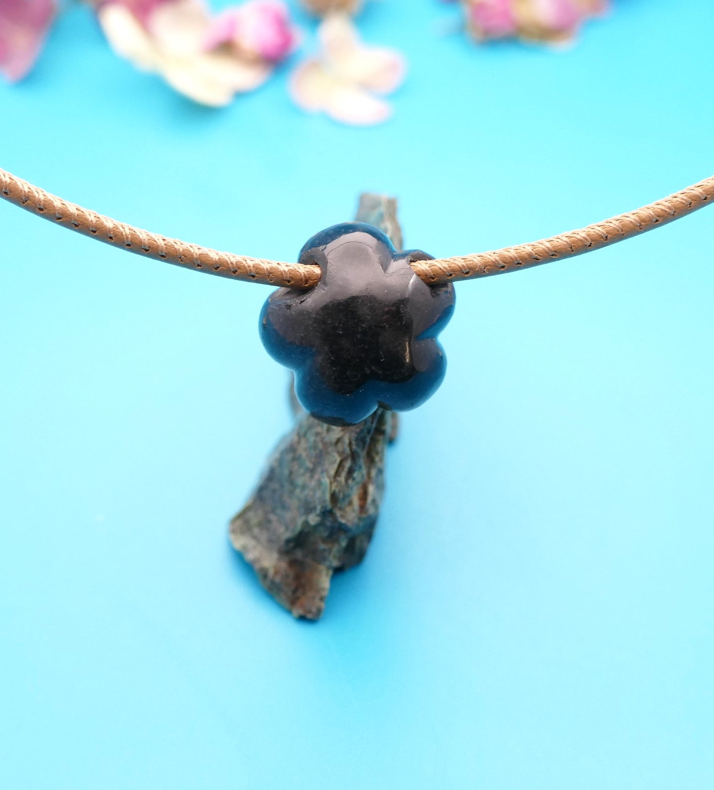 Geflochtene Lederhalskette mit einer Natursteinblume