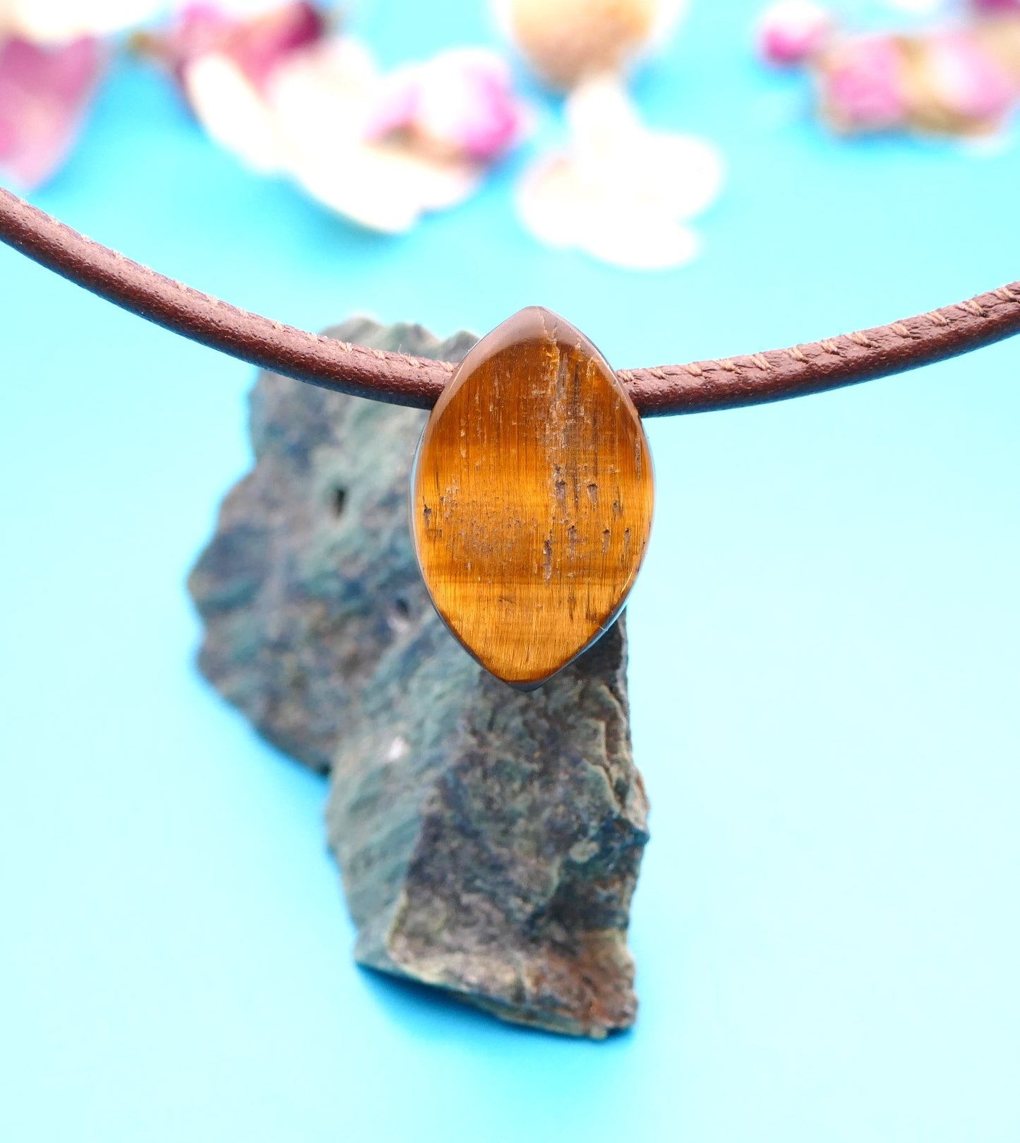 Lederhalskette mit Naturstein, personalisierter Schmuck