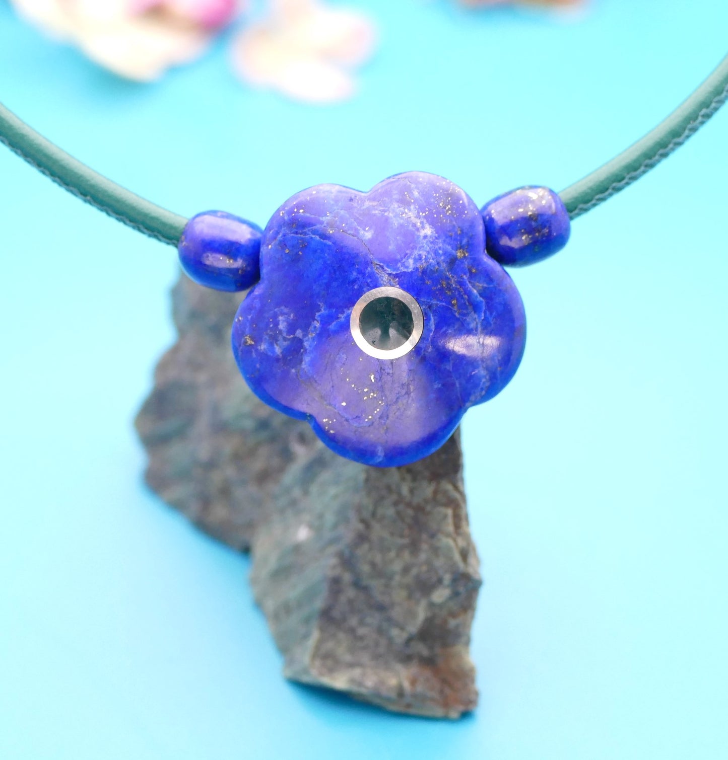 Lederhalskette mit einer Edelsteinblume