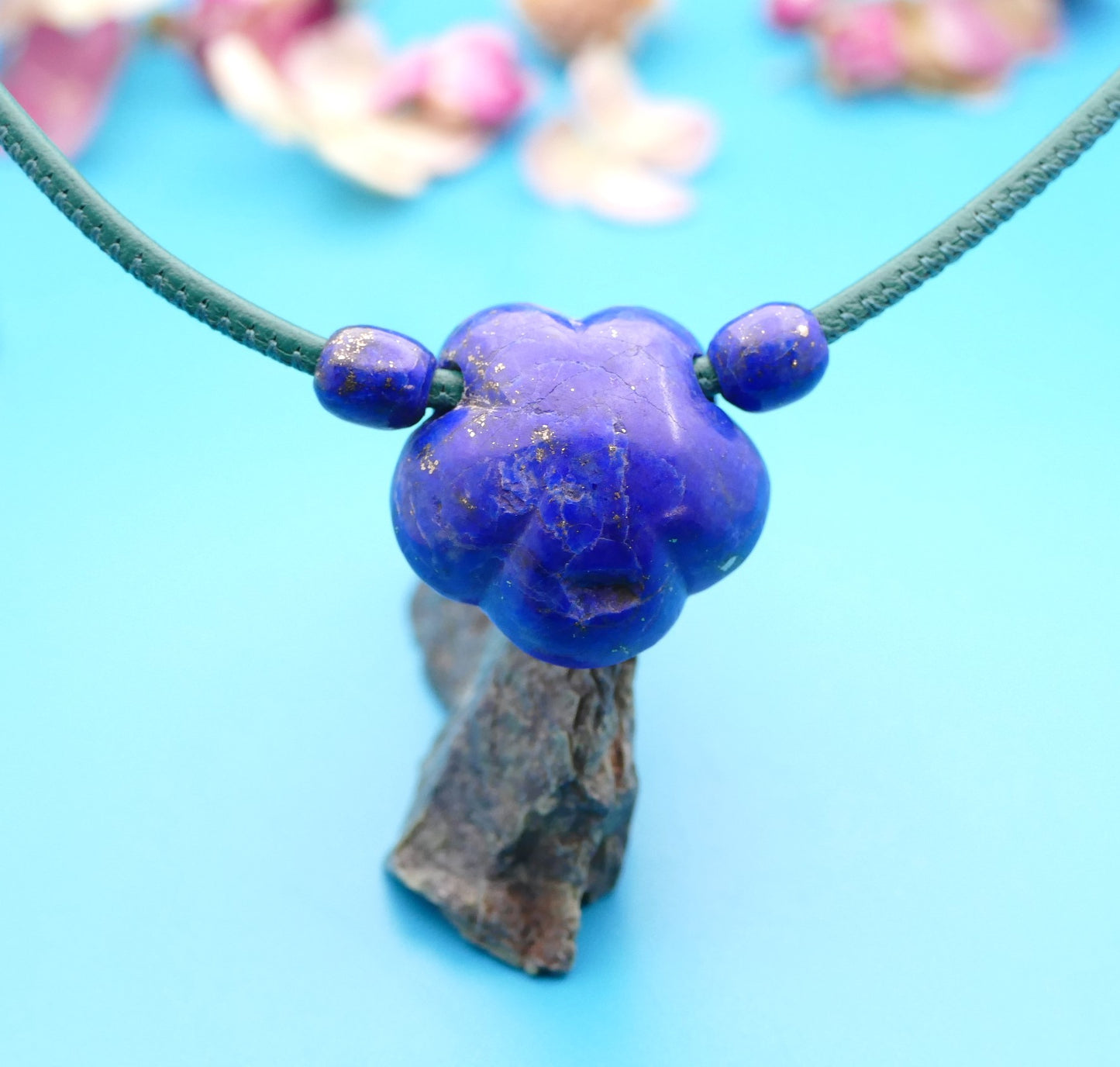 Lederhalskette mit einer Edelsteinblume