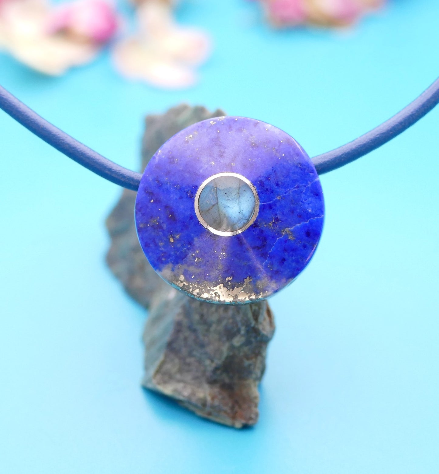 Halskette aus Leder und Edelsteinen, personalisierter Schmuck