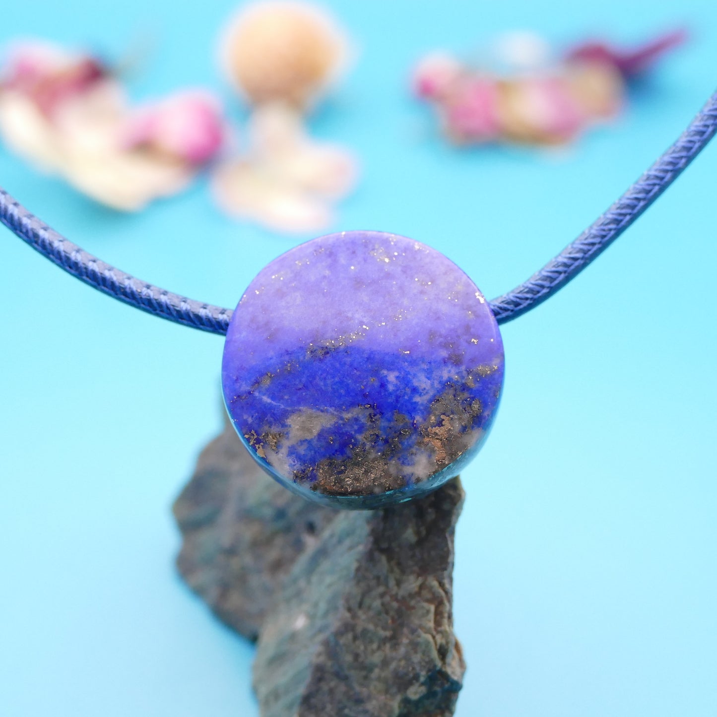 Halskette aus Leder und Edelsteinen, personalisierter Schmuck