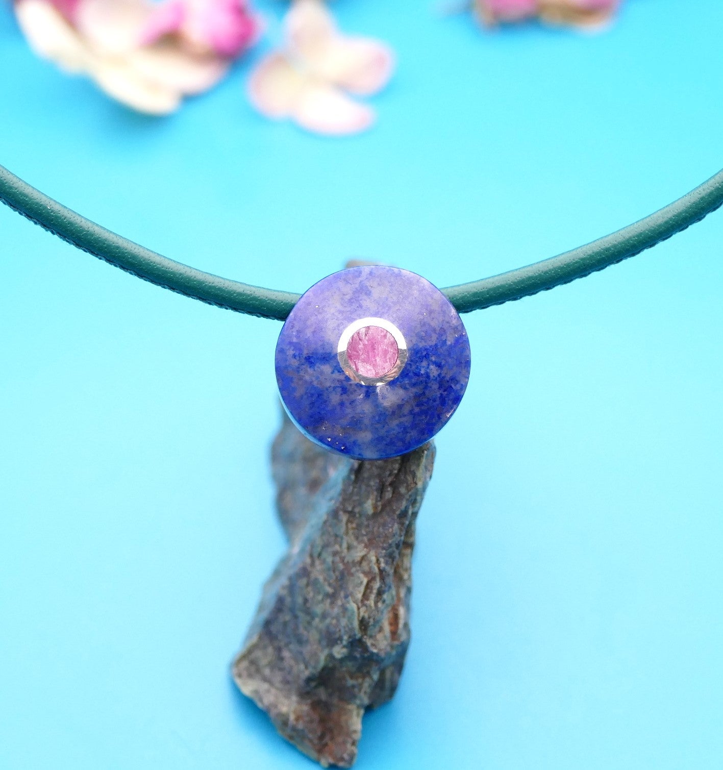 Lederhalskette mit einer Natursteinblume