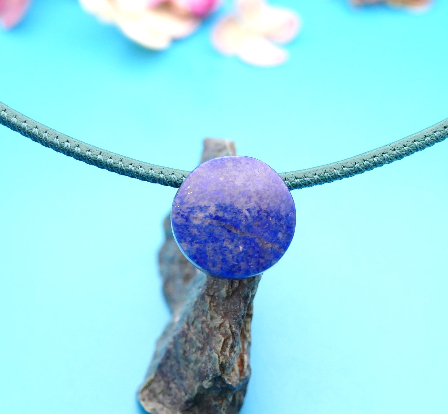 Lederhalskette mit einer Natursteinblume