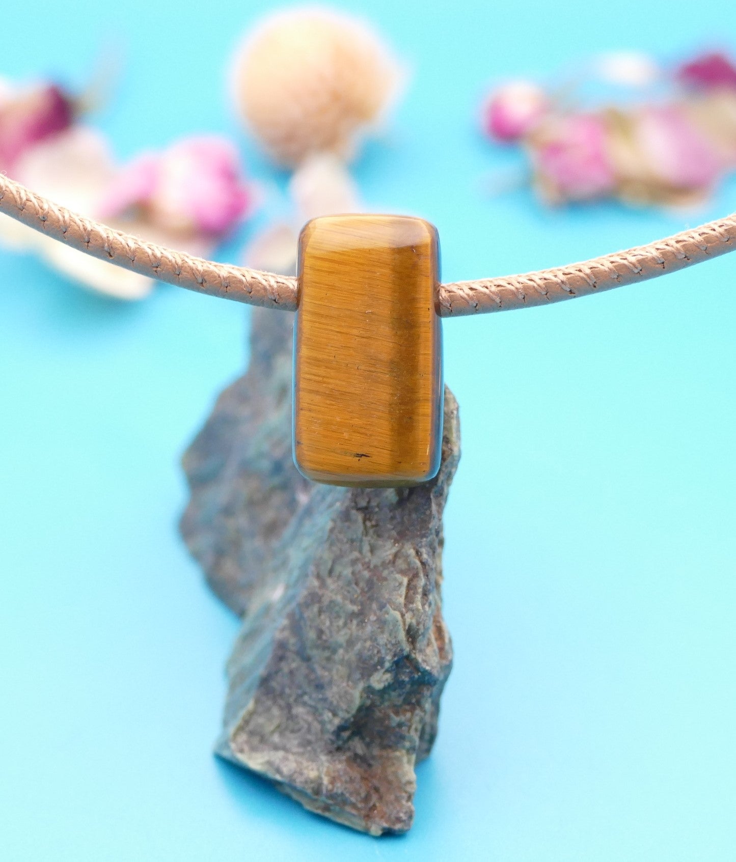 Geflochtene Lederhalskette mit Naturstein.