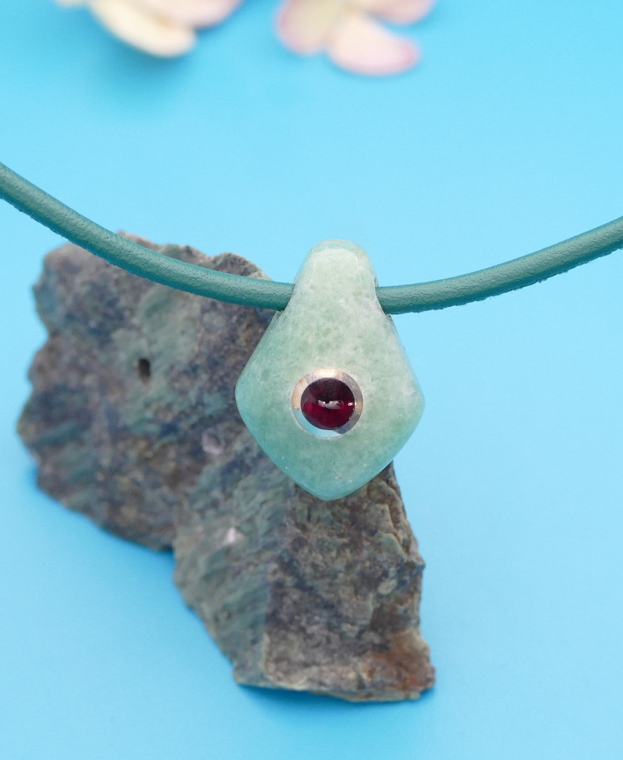 Lederhalskette mit Naturstein, personalisierter Schmuck