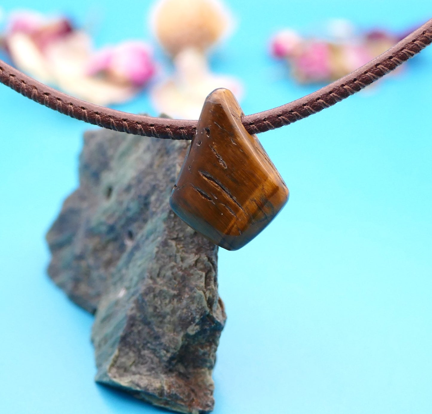 Lederhalskette mit Naturstein, personalisierter Schmuck