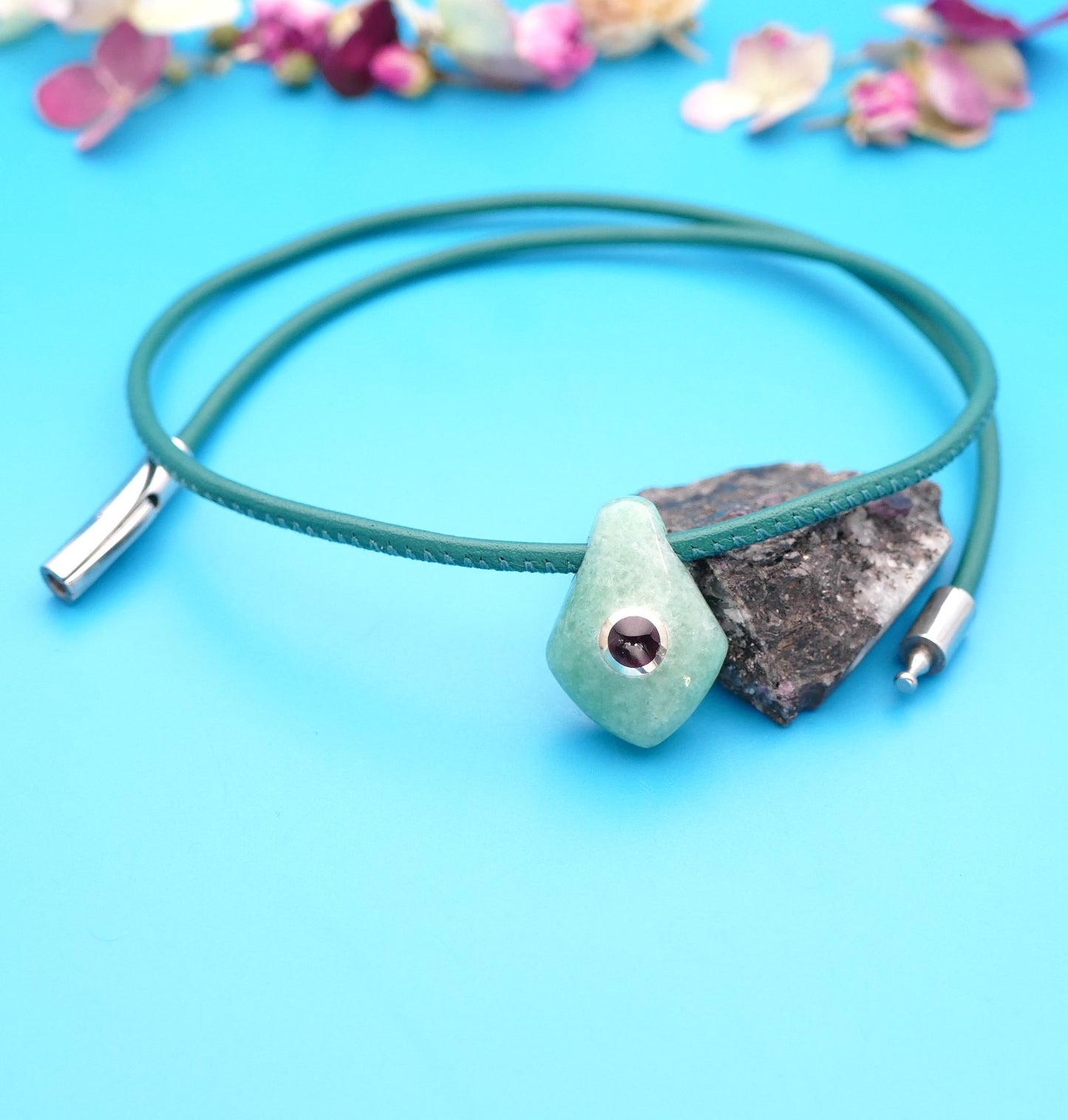 Lederhalskette mit Naturstein, personalisierter Schmuck