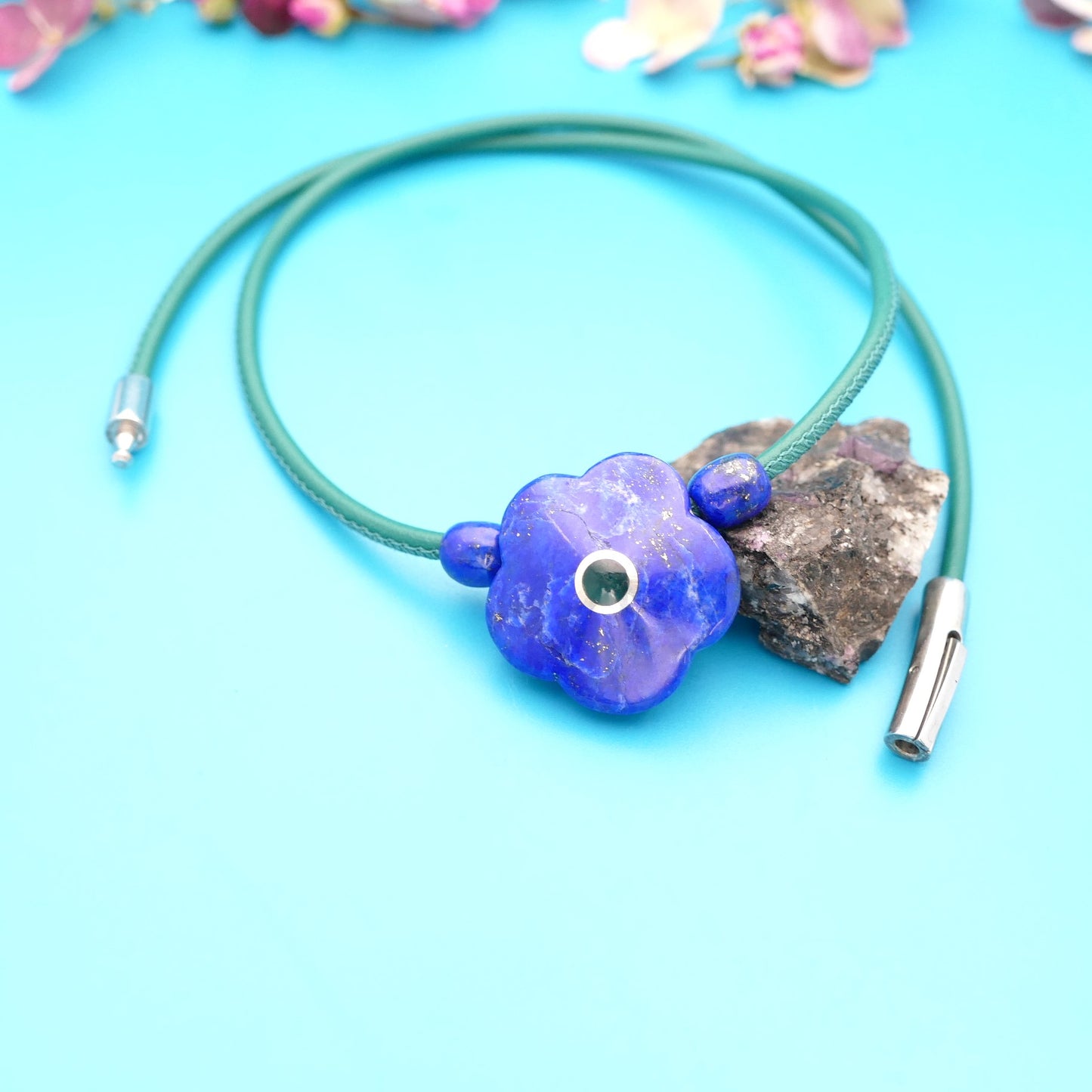 Lederhalskette mit einer Edelsteinblume