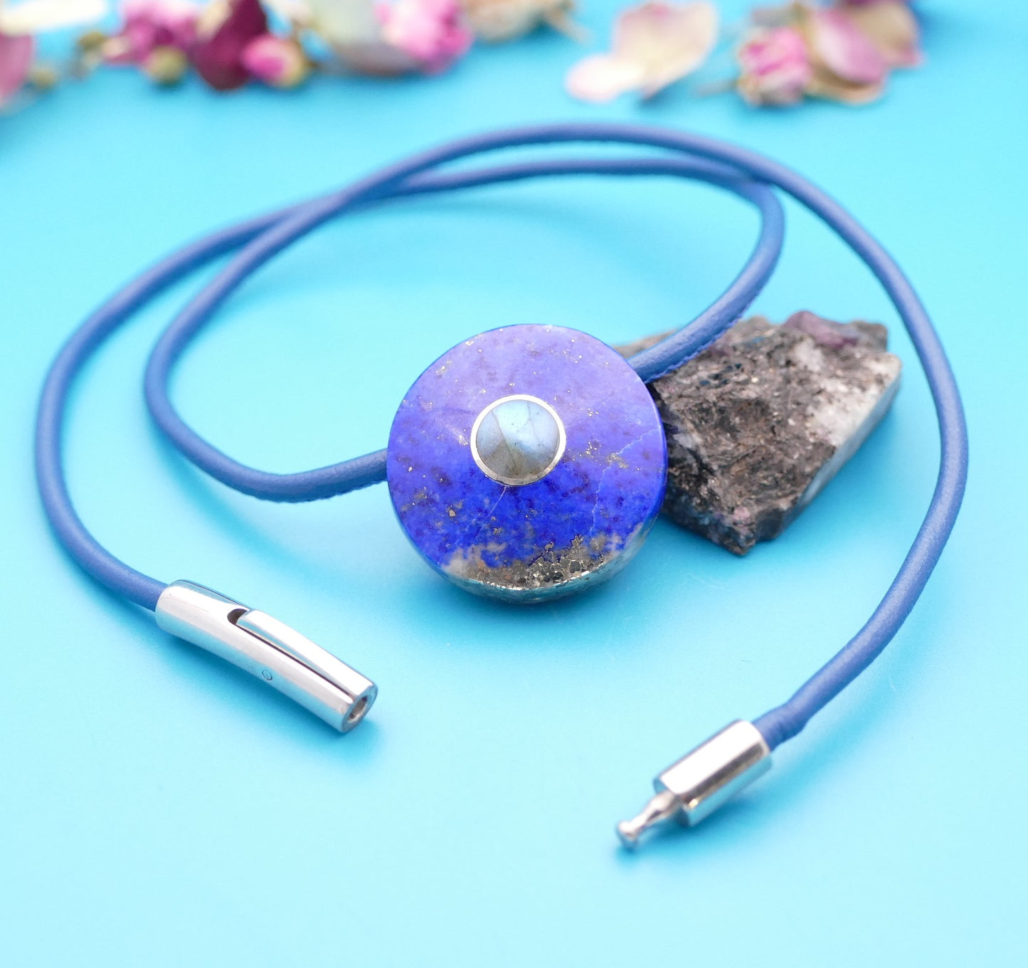 Halskette aus Leder und Edelsteinen, personalisierter Schmuck