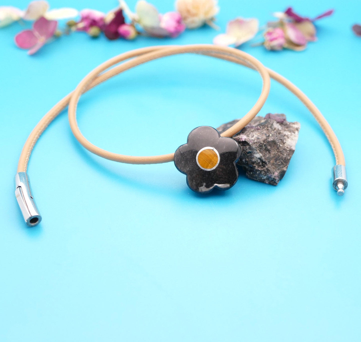 Geflochtene Lederhalskette mit einer Natursteinblume