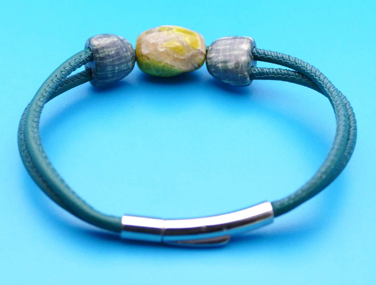 Lederarmband mit Naturstein