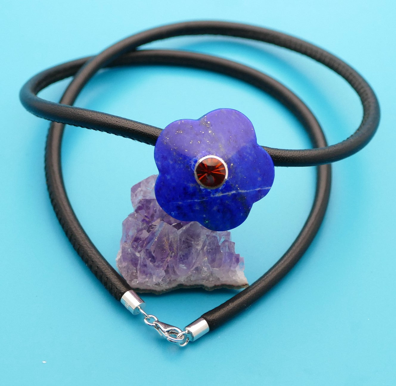 Nappalederkette mit einer Blume aus Natursteinen