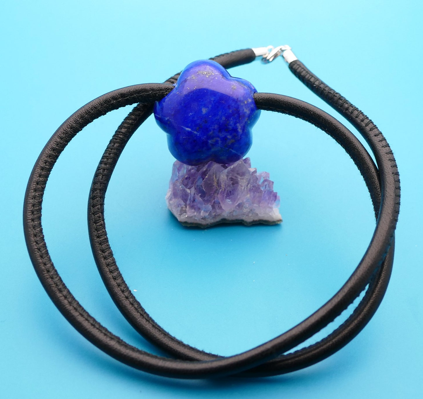 Nappalederkette mit einer Blume aus Natursteinen