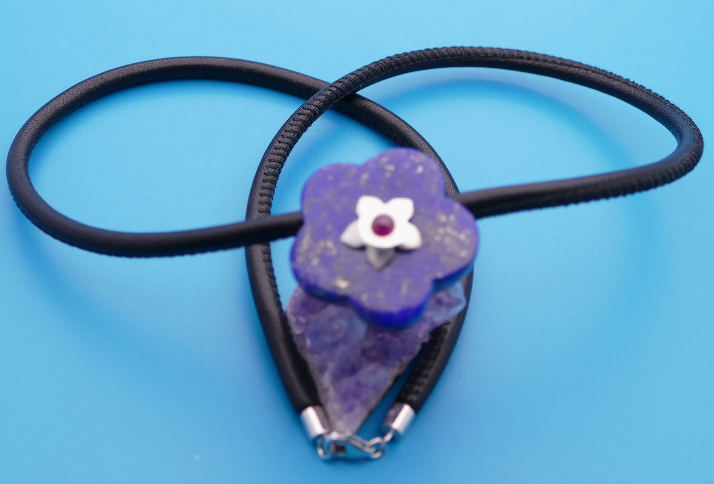 Lederhalskette mit einer Edelsteinblume, personalisierter Schmuck