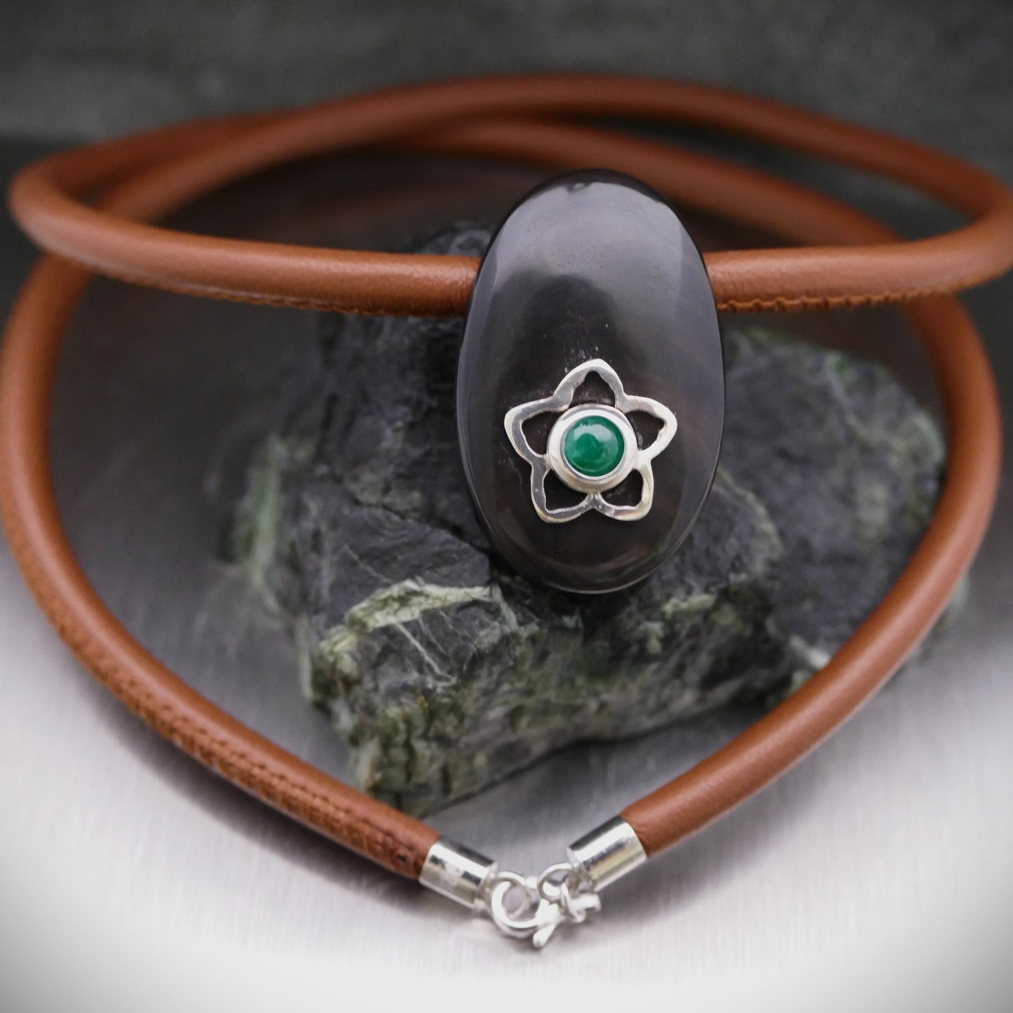 Lederkette mit Edelstein