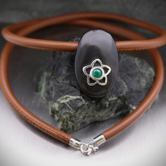 Lederkette mit Edelstein