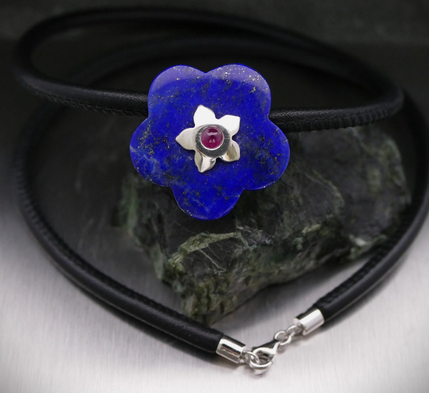 Lederhalskette mit einer Edelsteinblume, personalisierter Schmuck