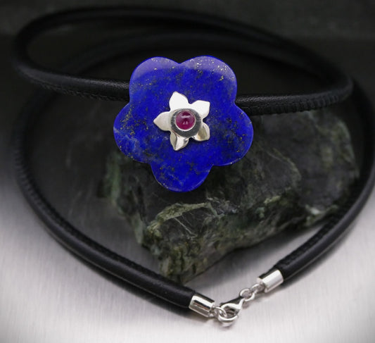 Lederhalskette mit einer Edelsteinblume, personalisierter Schmuck