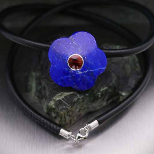 Nappalederkette mit einer Blume aus Natursteinen