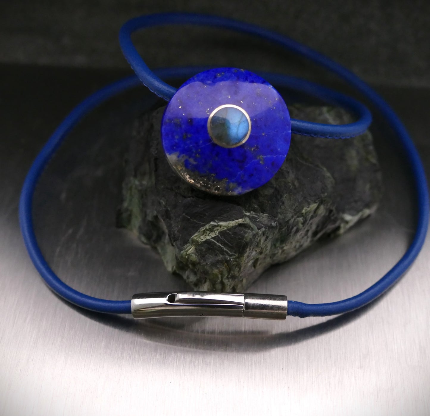 Halskette aus Leder und Edelsteinen, personalisierter Schmuck