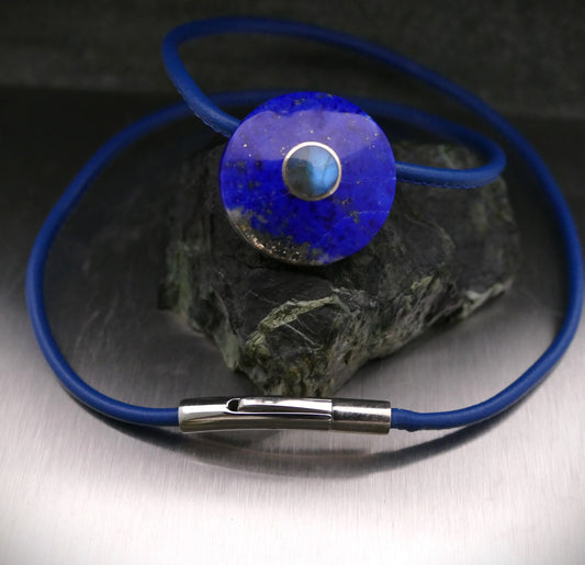 Halskette aus Leder und Edelsteinen, personalisierter Schmuck