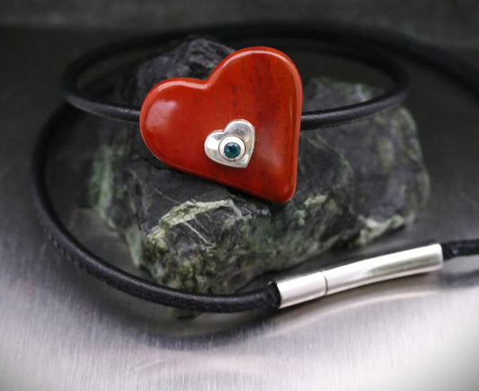 Lederhalskette mit Edelsteinherz, personalisierter Schmuck