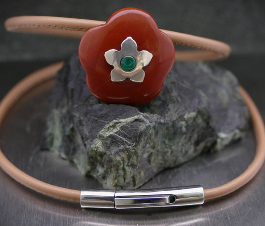 Lederhalskette mit einer Edelsteinblume, personalisierter Schmuck