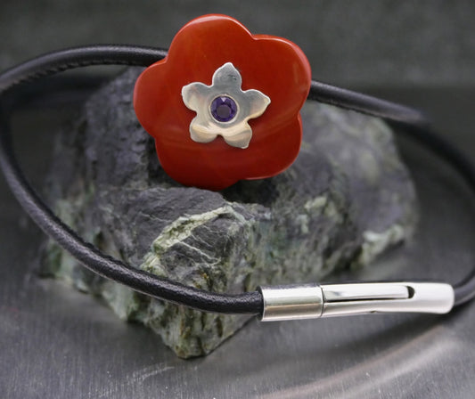 Lederhalskette mit einer Natursteinblume, personalisierter Schmuck