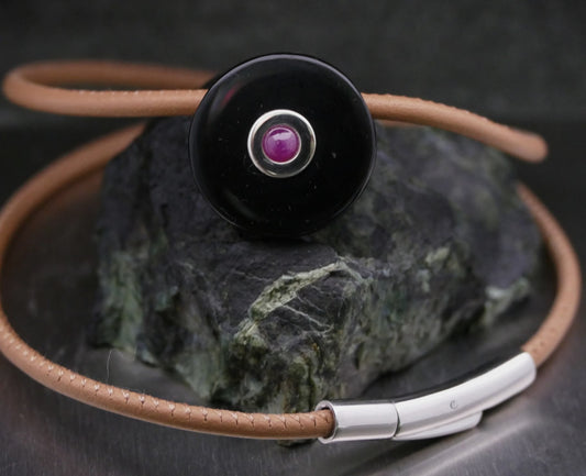 Lederhalskette mit Edelstein, personalisierter Schmuck