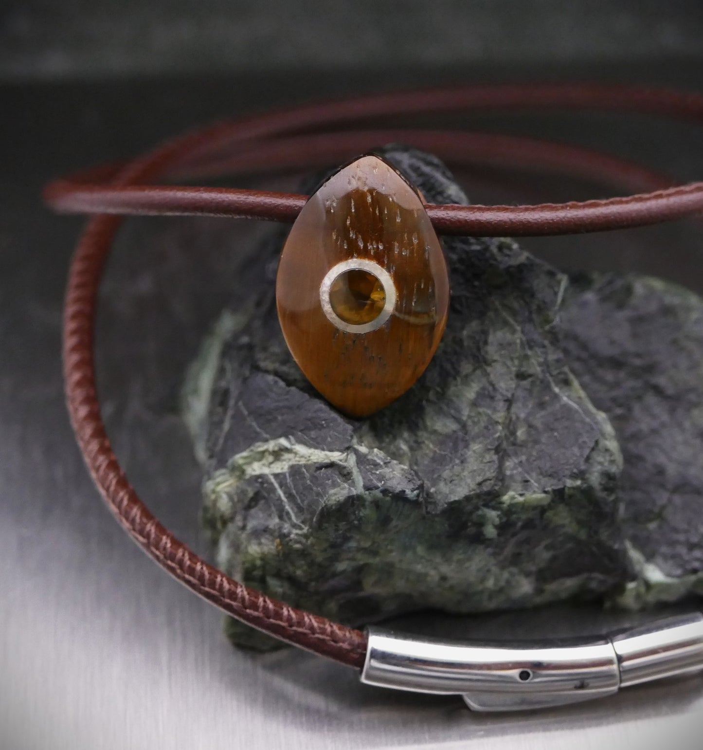 Lederhalskette mit Naturstein, personalisierter Schmuck