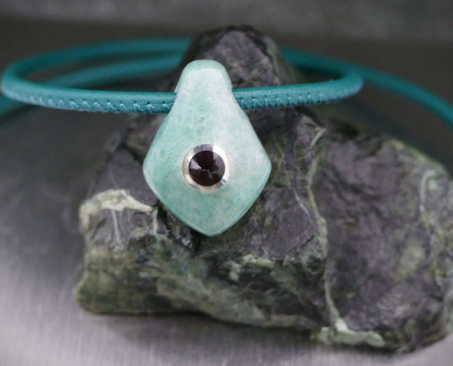 Lederhalskette mit Naturstein, personalisierter Schmuck