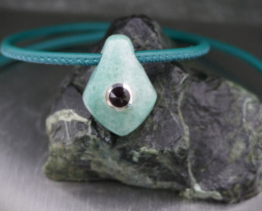 Lederhalskette mit Naturstein, personalisierter Schmuck