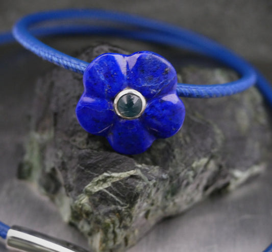 Lederhalskette mit einer Natursteinblume