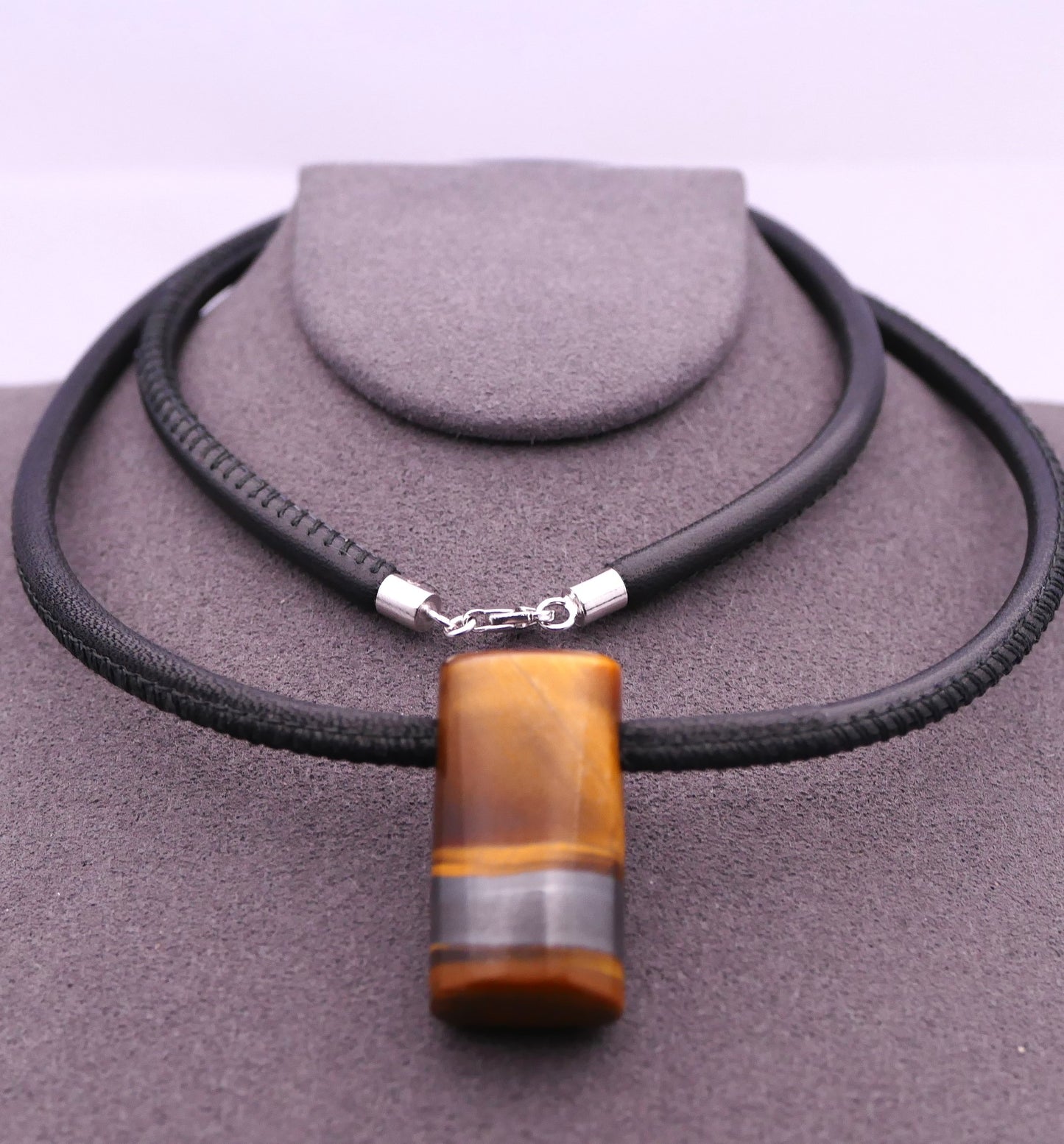Collier en cuir avec pendentif